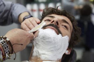 ricardo chez le barbier pour le mois de la moustache